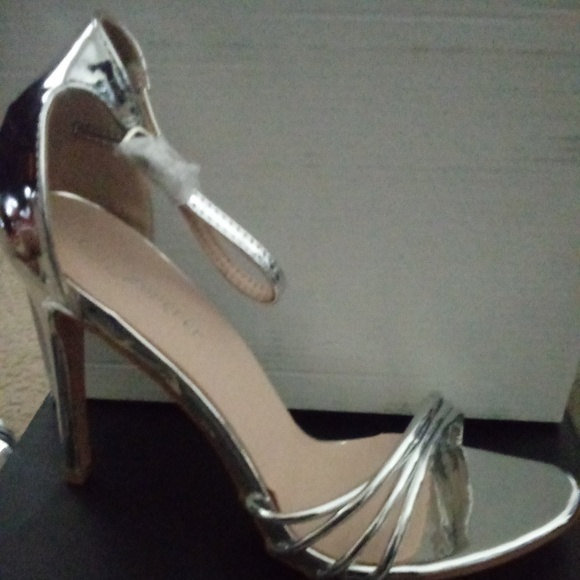 3 1/2 inch Silver heels - Picture 3 of 4